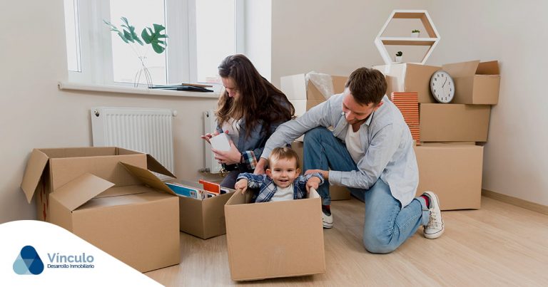 familia-empacando-para-mudarse