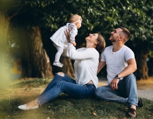 familia-con-bebe-en-brazos-en-parque