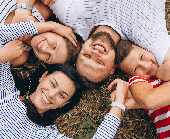 familia-con-dos-niños-parque-felices-en-ronda